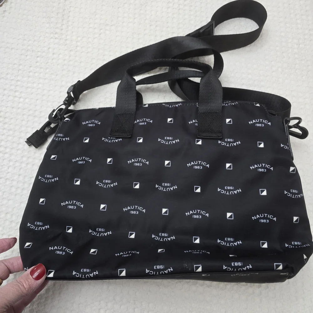 Nautica sleek messenger
